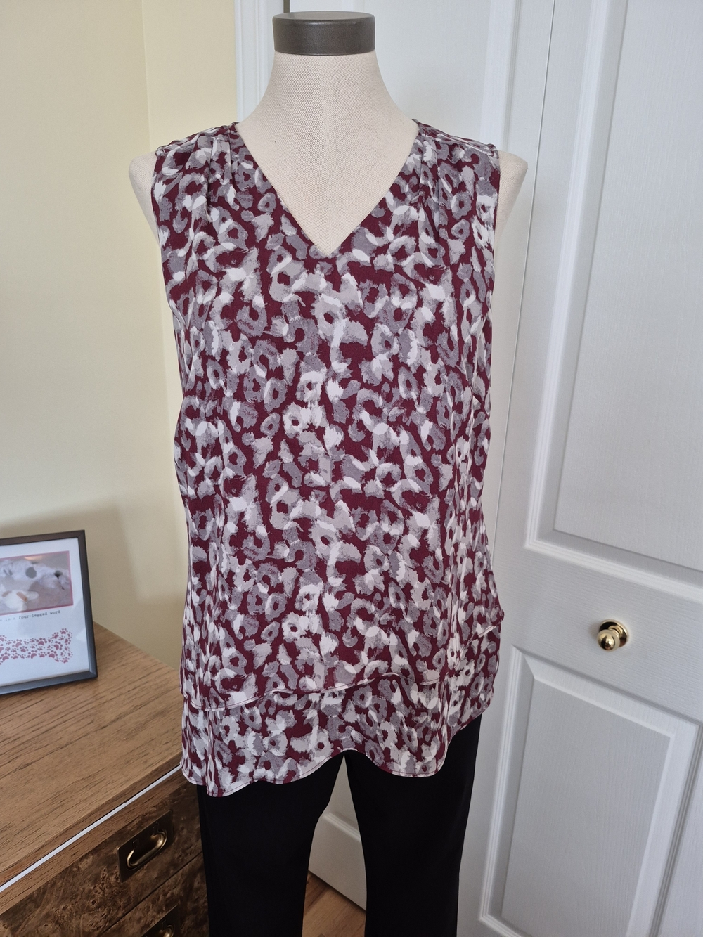 ALFRED SUNG Burgundy and Gray V-Neck Floral Camisole